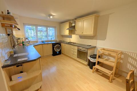 3 bedroom end of terrace house to rent, 9 Bingham Drive, Woking GU21