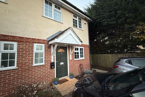 3 bedroom semi-detached house to rent, Hawthorn Close, Warlingham