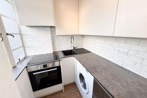 Studio to rent, Du Cane Court Balham High Road Balham SW17 7JL