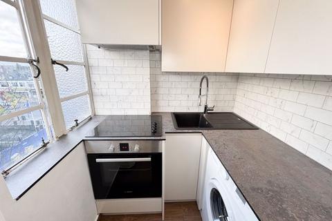 Studio to rent, Du Cane Court Balham High Road Balham SW17 7JL