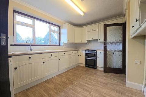 3 bedroom bungalow to rent, Truro Gardens, Luton, LU3