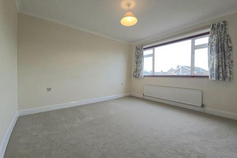 3 bedroom bungalow to rent, Truro Gardens, Luton, LU3