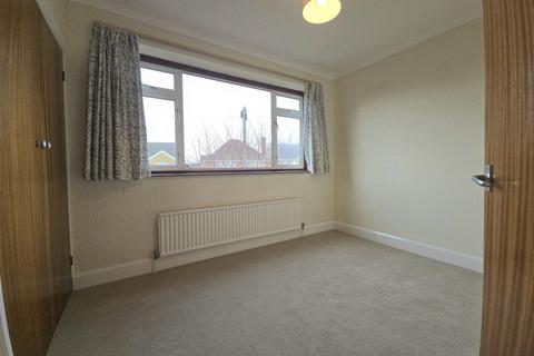 3 bedroom bungalow to rent, Truro Gardens, Luton, LU3