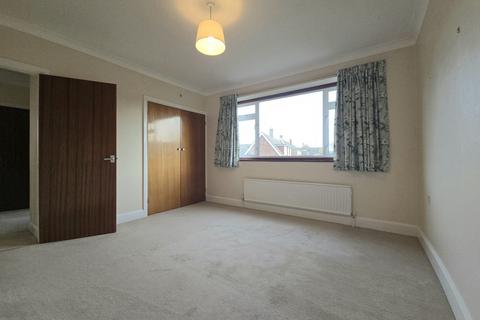 3 bedroom bungalow to rent, Truro Gardens, Luton, LU3