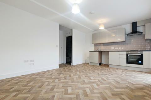 Studio to rent, Station Road