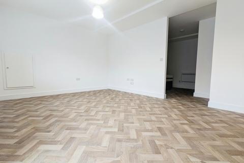 Studio to rent, Station Road