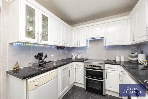 3 bedroom terraced house to rent, Lynhurst Road, Hillingdon, UB10 9EE