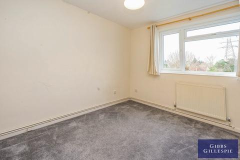 2 bedroom flat to rent, Lonsdale Close, Hatch End