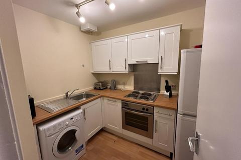 3 bedroom flat to rent, West Nicolson Street, Edinburgh, EH8