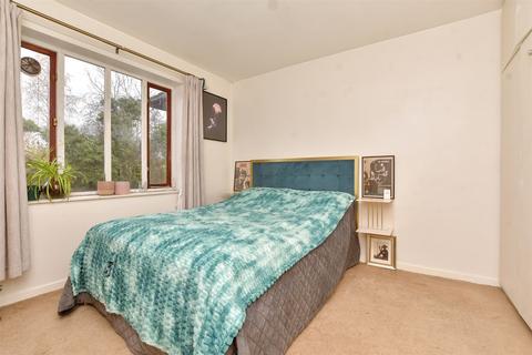 1 bedroom flat for sale, Kingston Avenue, Leatherhead, Surrey