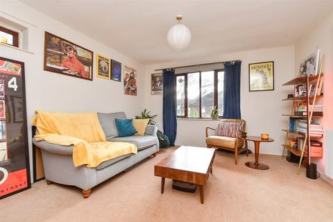 1 bedroom flat for sale, Kingston Avenue, Leatherhead, Surrey