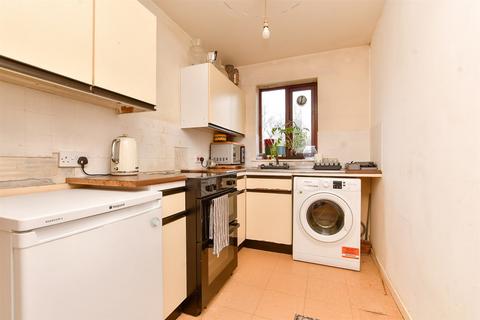 1 bedroom flat for sale, Kingston Avenue, Leatherhead, Surrey