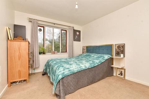 1 bedroom flat for sale, Kingston Avenue, Leatherhead, Surrey