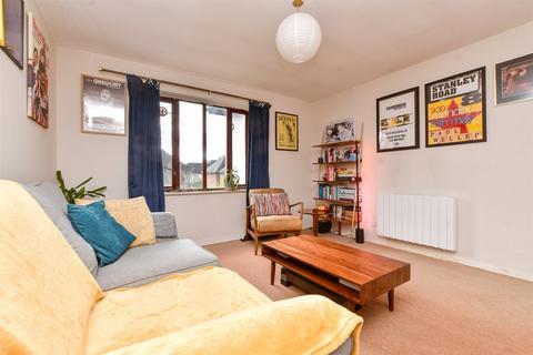 1 bedroom flat for sale, Kingston Avenue, Leatherhead, Surrey