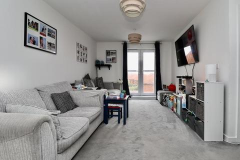 2 bedroom flat for sale, Corminster Avenue, Aylesham, Canterbury, Kent, CT3 3FH