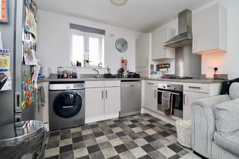 2 bedroom flat for sale, Corminster Avenue, Aylesham, Canterbury, Kent, CT3 3FH