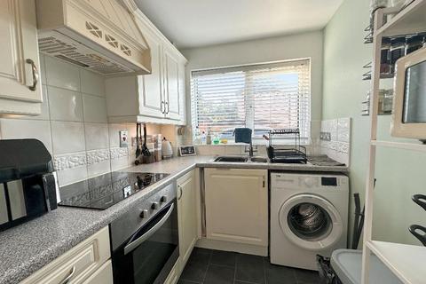 2 bedroom flat for sale, Limpsfield Road, Sanderstead, Surrey, CR2 9LG