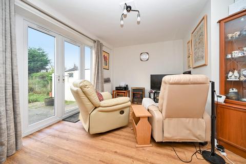 3 bedroom end of terrace house for sale, Queensway, Yeadon, Leeds