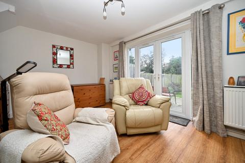 3 bedroom end of terrace house for sale, Queensway, Yeadon, Leeds