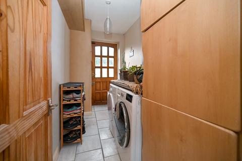 3 bedroom end of terrace house for sale, Queensway, Yeadon, Leeds