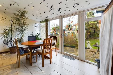 41 Dover Close, Romford, RM5 3AX
