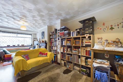 41 Dover Close, Romford, RM5 3AX