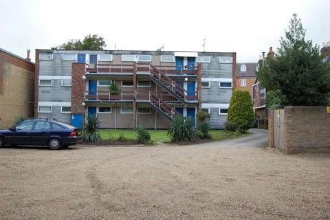 Maisonette to rent, ADDLESTONE