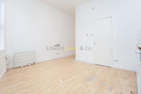 Studio to rent, Rowhill Road, London E5