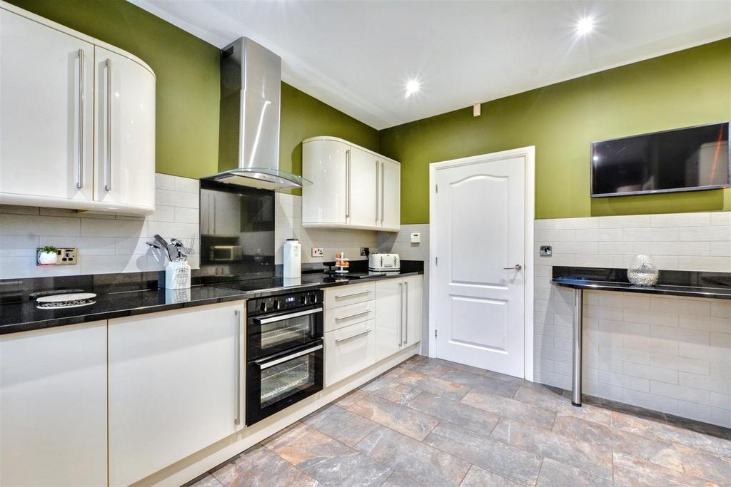 Kitchen 2.jpeg