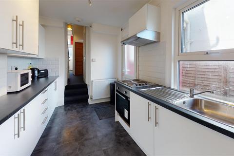 4 bedroom terraced house to rent, Crescent Road, Brighton