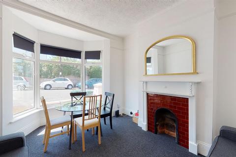 4 bedroom terraced house to rent, Crescent Road, Brighton