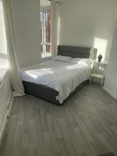 1 bedroom in a flat share to rent, Wrights Green, London SW4