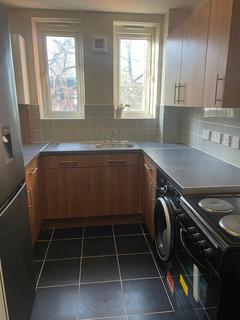 1 bedroom in a flat share to rent, Wrights Green, London SW4