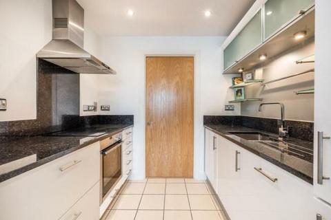 2 bedroom flat to rent, Lombard Road, London SW11