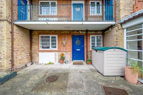 3 bedroom flat to rent, Acorn Walk, Canada Water, London, SE16