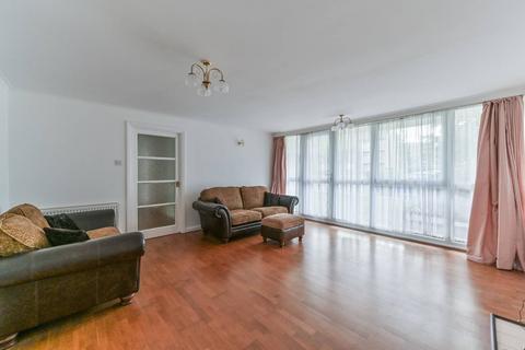 2 bedroom flat to rent, Basinghall Gardens, Sutton, SM2