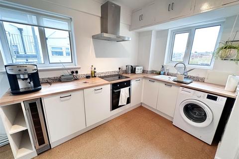 2 bedroom flat to rent, Lionel Road, Bexhill-On-Sea