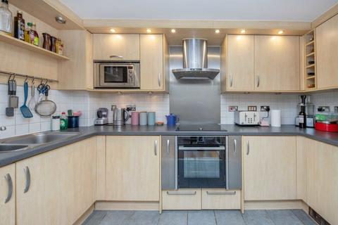 2 bedroom flat to rent, Wadbrook Street, Kingston Upon Thames KT1