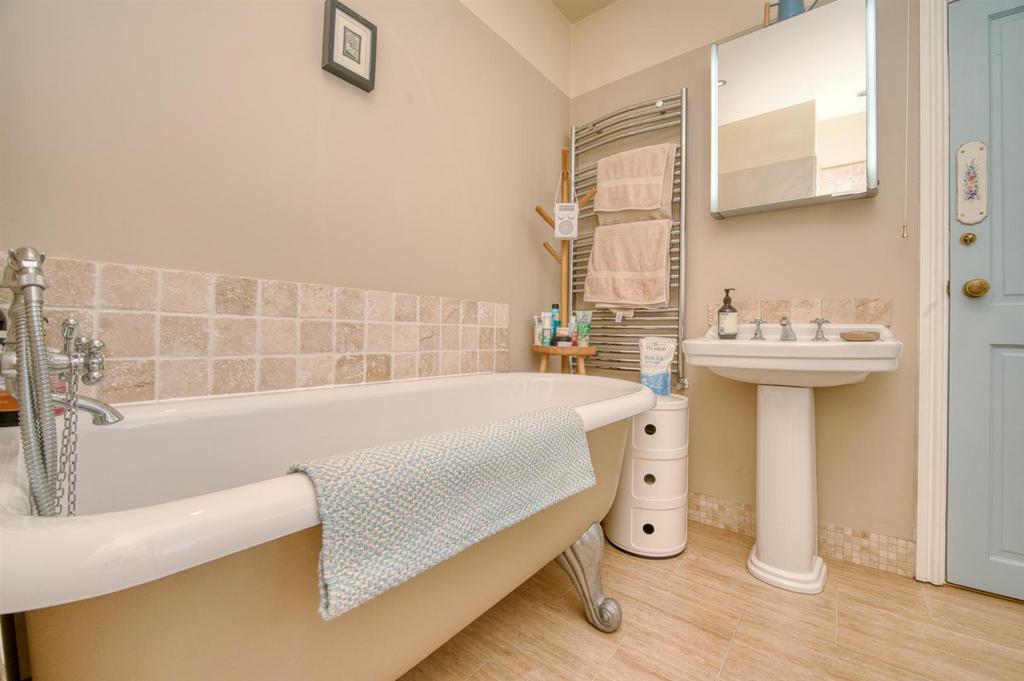 Bathroom - bath and sink.jpg