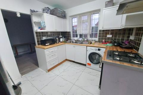 4 bedroom property to rent, Langton Avenue,