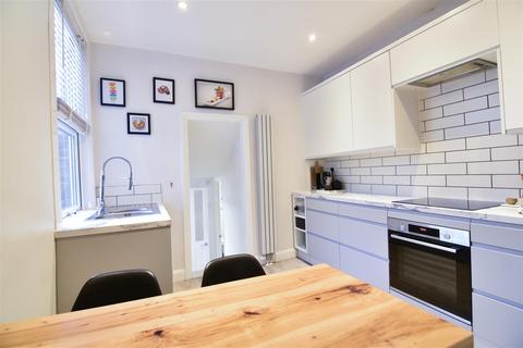 2 bedroom maisonette for sale, Danbrook Road, London