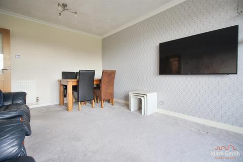 3 bedroom apartment to rent, Moat Court, Ashtead KT21