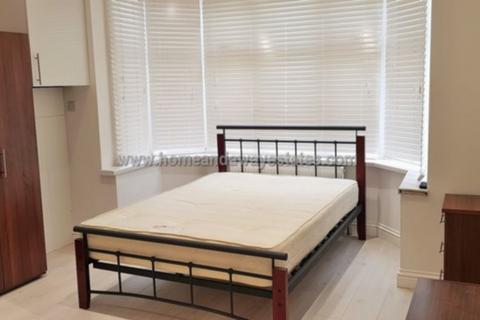 Studio to rent, Watford Way, London, NW4