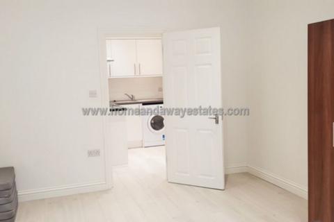 Studio to rent, Watford Way, London, NW4