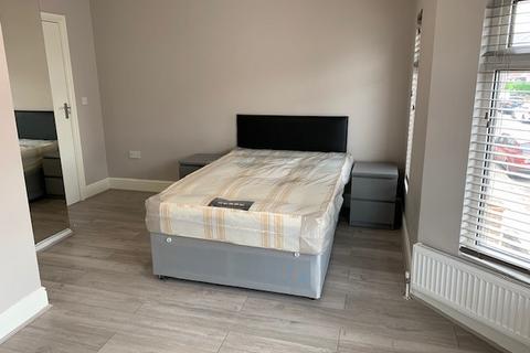 1 bedroom in a house share to rent, Clarendon Road, Luton, LU2