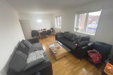 2 bedroom flat to rent, Darkes Lane, Potters Bar, EN6