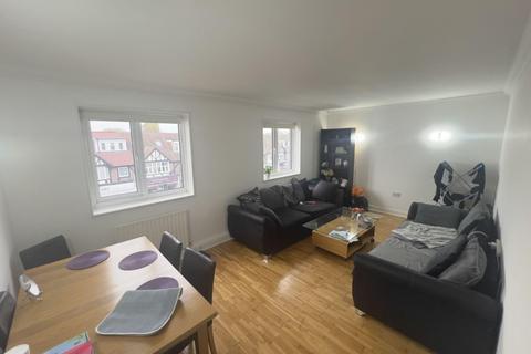 2 bedroom flat to rent, Darkes Lane, Potters Bar, EN6