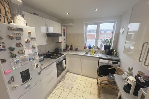 2 bedroom flat to rent, Darkes Lane, Potters Bar, EN6