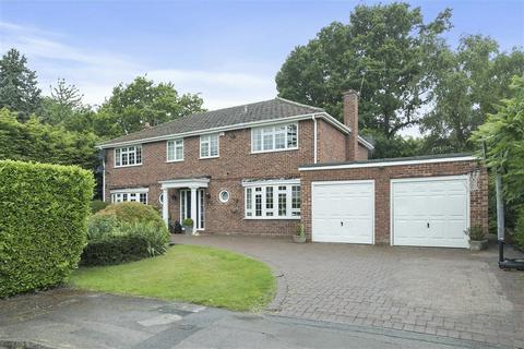 4 bedroom detached house to rent, Pine Walk, Cobham, Surrey, KT11