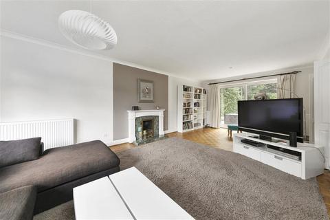 4 bedroom detached house to rent, Pine Walk, Cobham, Surrey, KT11